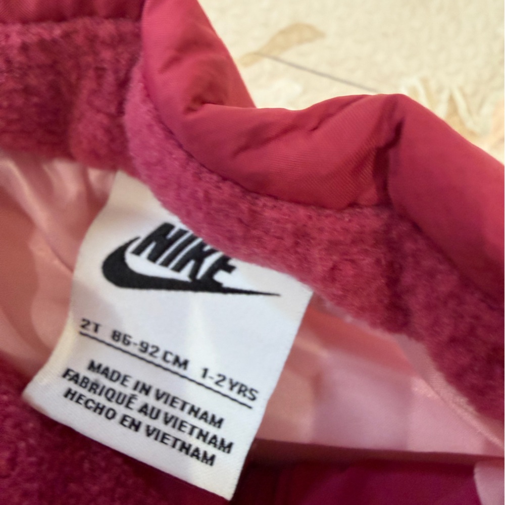 Nike 3-piece set- Puffer Vest, sweatpants, and t-shirt - Picture 4 of 7